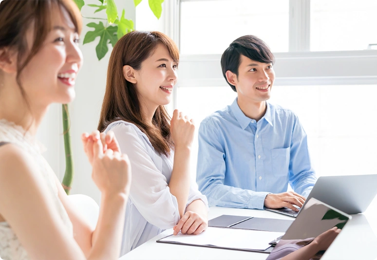 右を向く男女３人の画像
